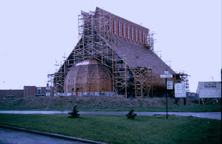 Vue arrière de l'église en construction, août 1963